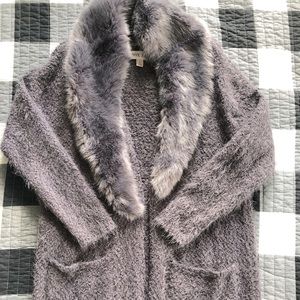 Knit cardigan with faux fur around the collar.